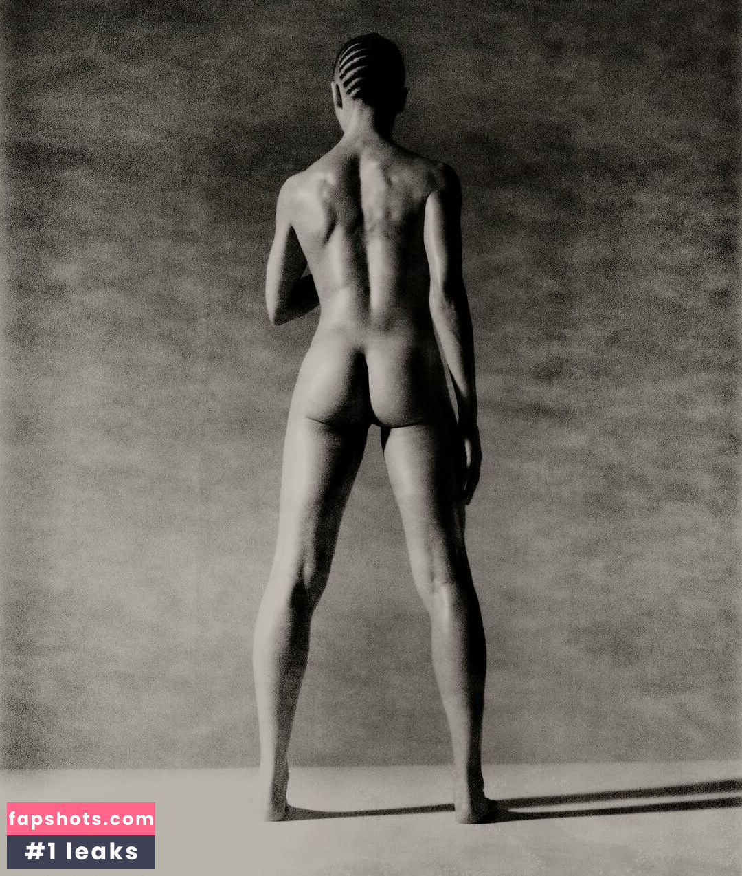 FKA twigs gallery photo #32