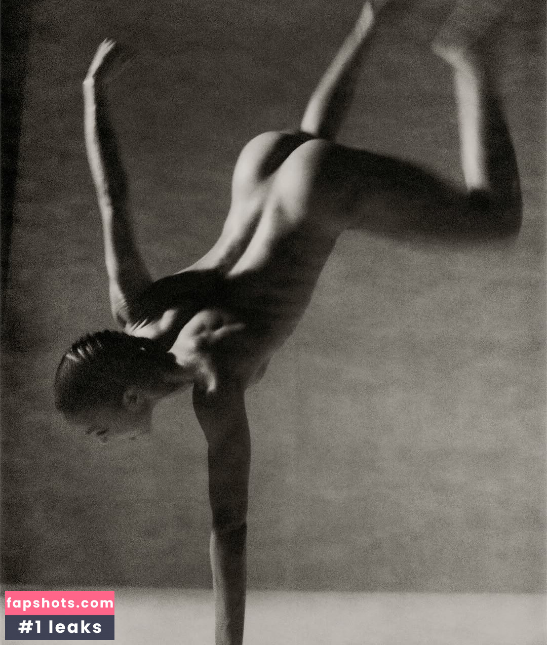 FKA twigs gallery photo #33