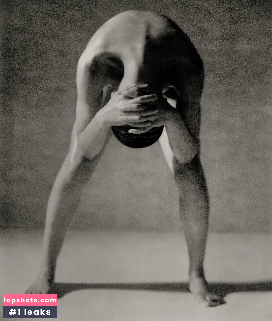 FKA twigs gallery photo #35