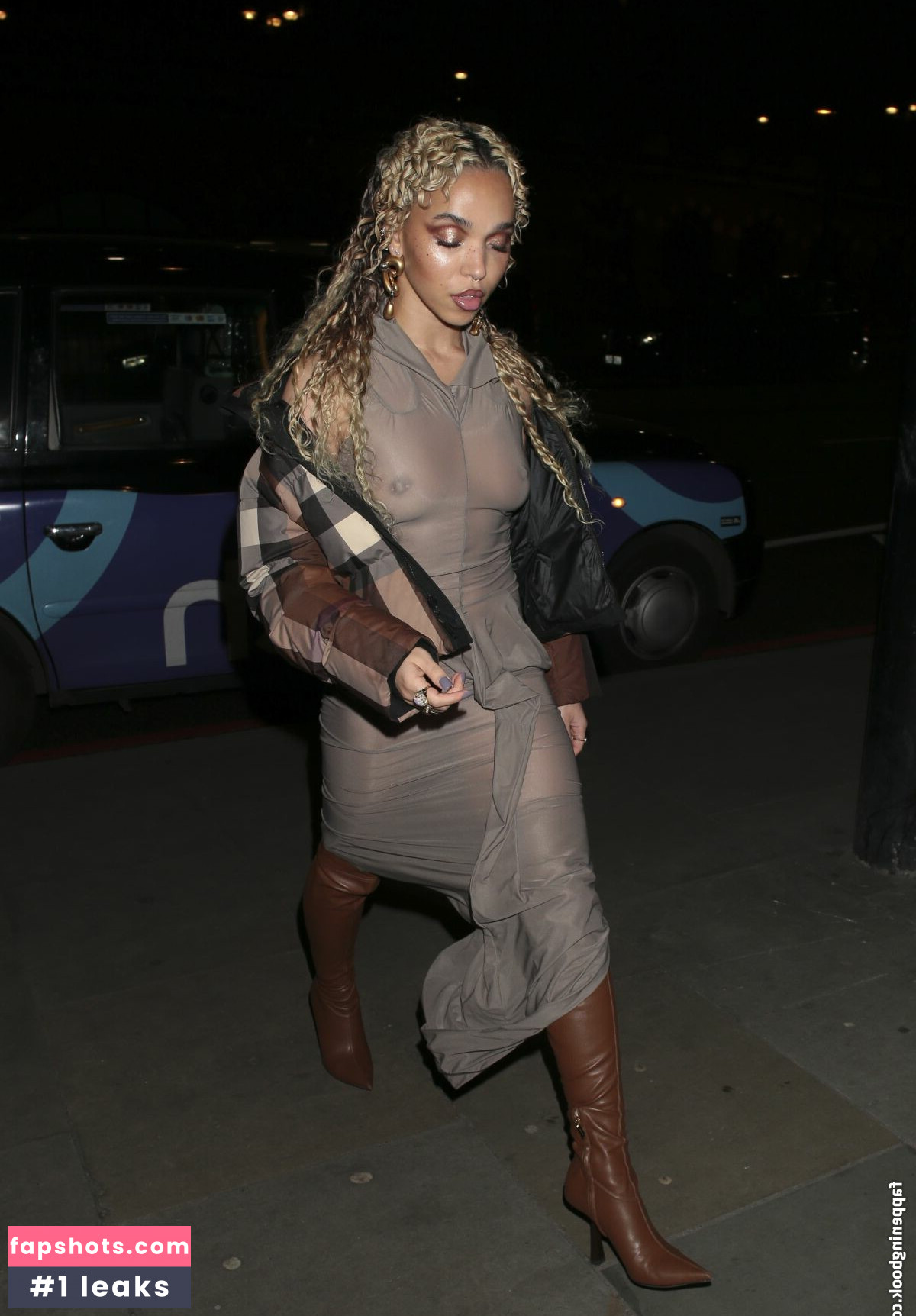 FKA twigs gallery photo #41