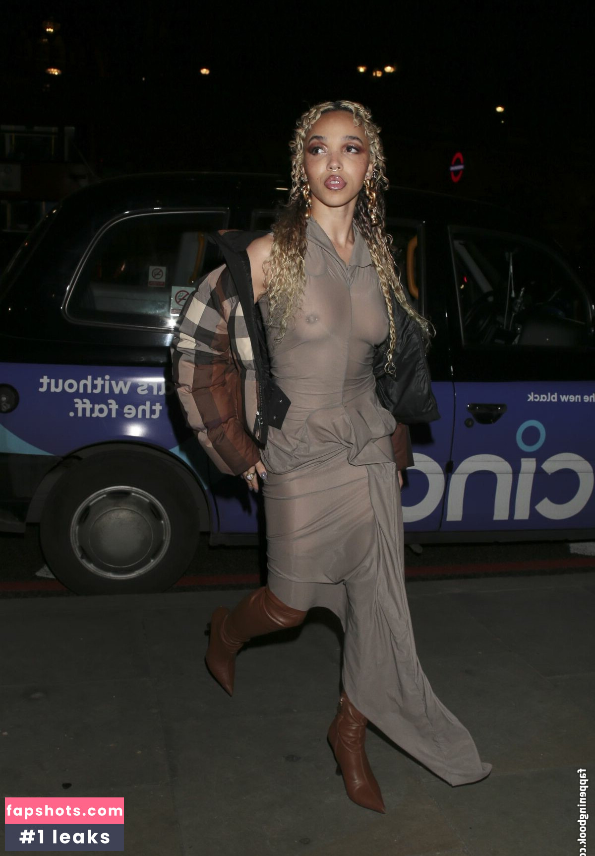 FKA twigs gallery photo #42