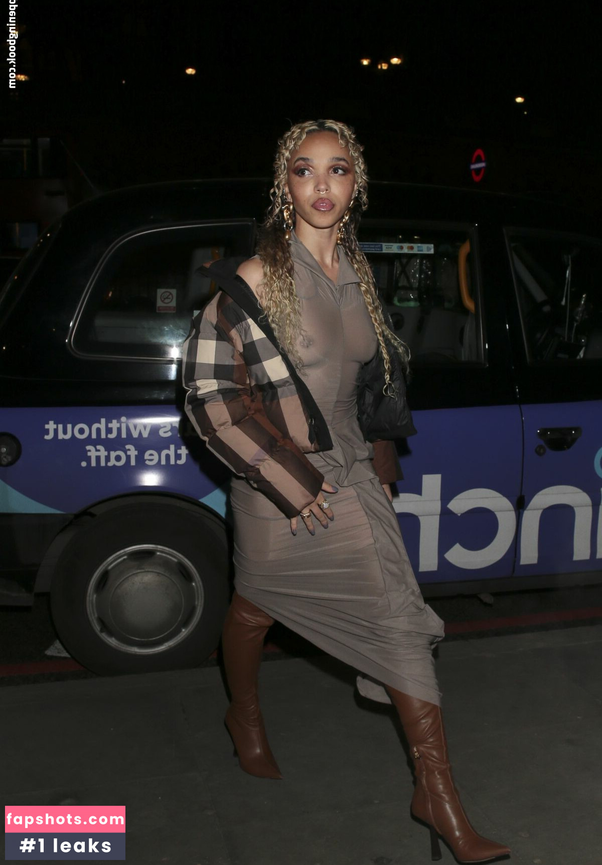 FKA twigs gallery photo #43