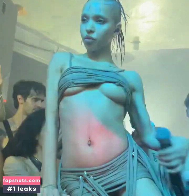 FKA twigs gallery photo #60