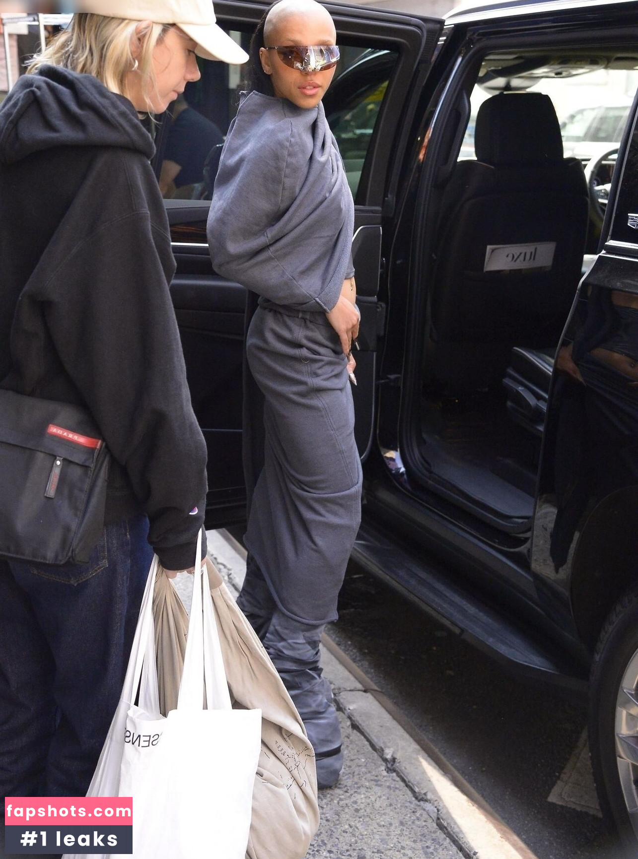 FKA twigs gallery photo #85