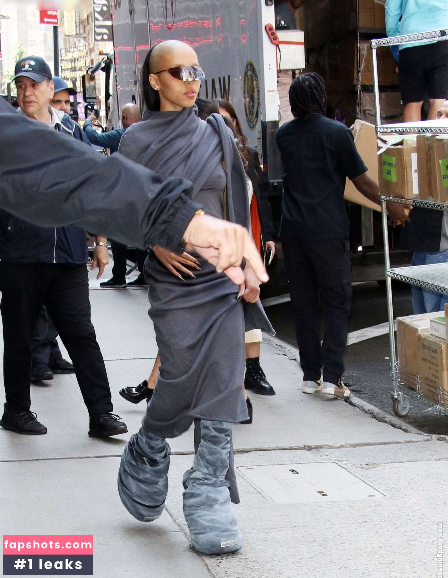 FKA twigs gallery photo #88