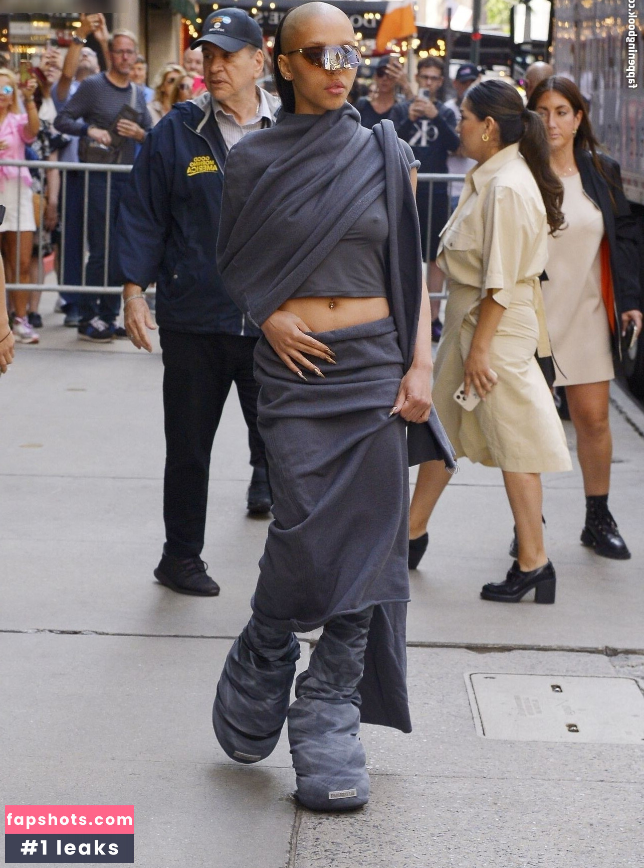 FKA twigs gallery photo #91