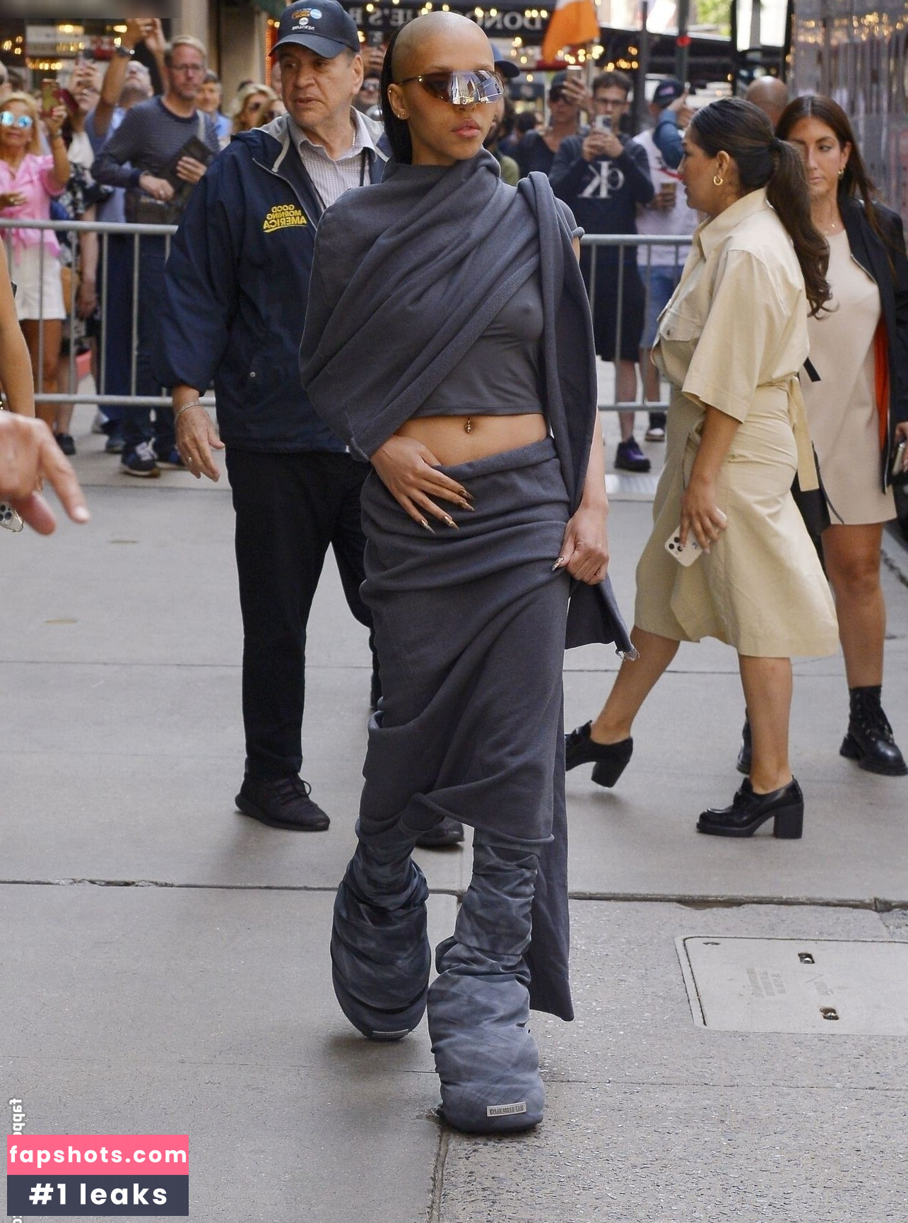 FKA twigs gallery photo #95