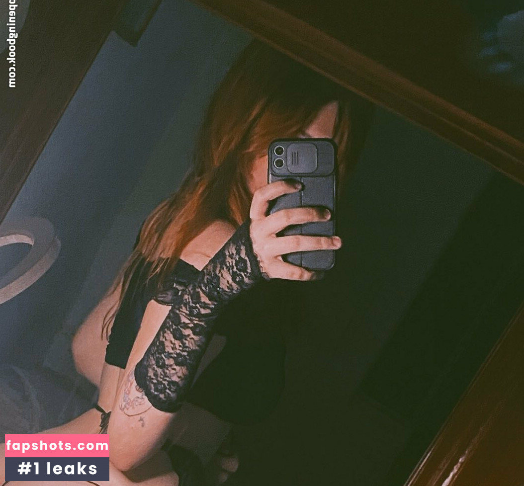 Foxy Bellyne gallery photo #10