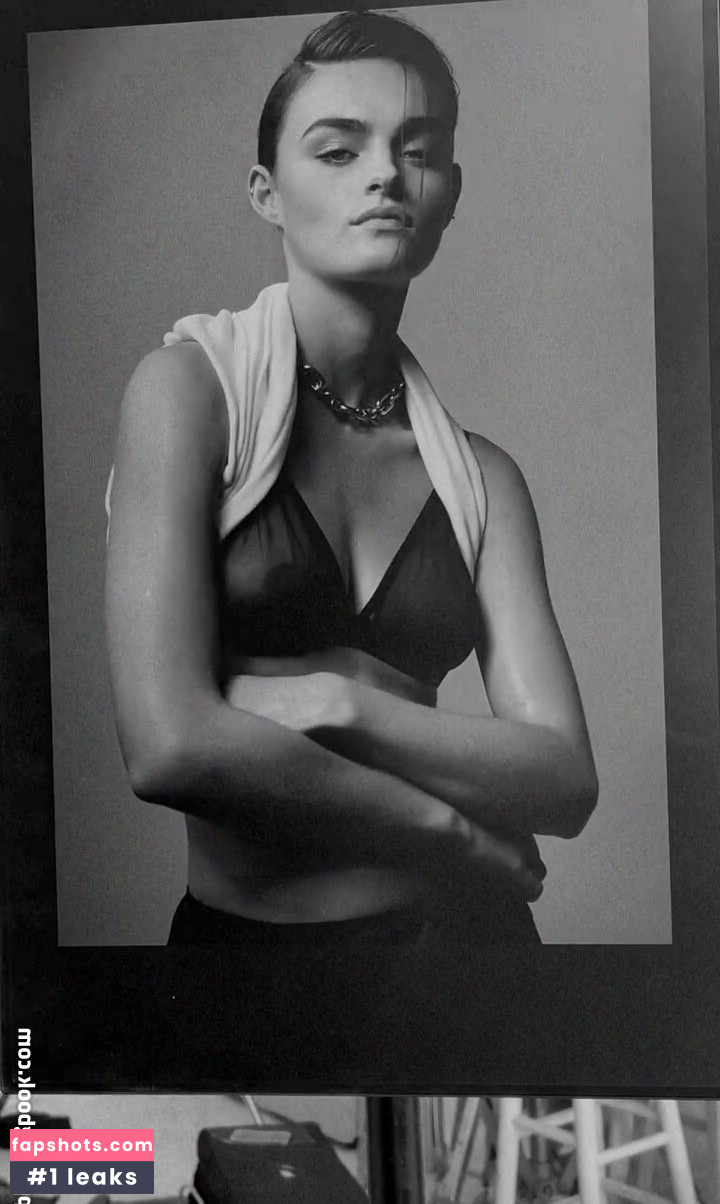 Freya Walton gallery photo #4