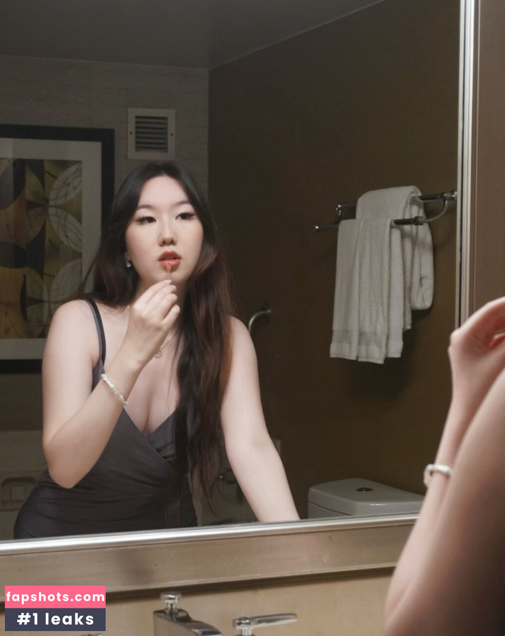 Fufu Flutters ASMR gallery photo #3