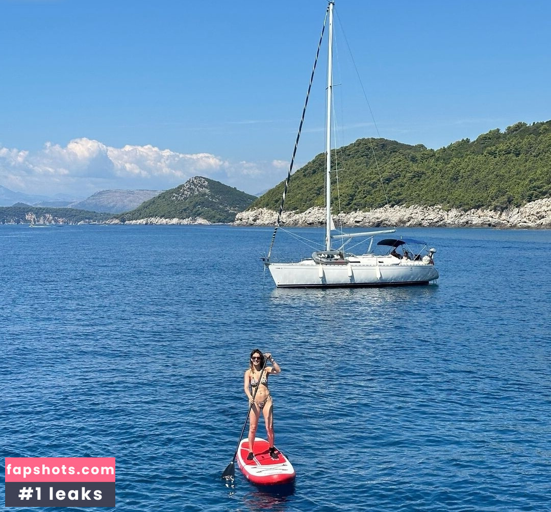 Funda Vanroy gallery photo #2