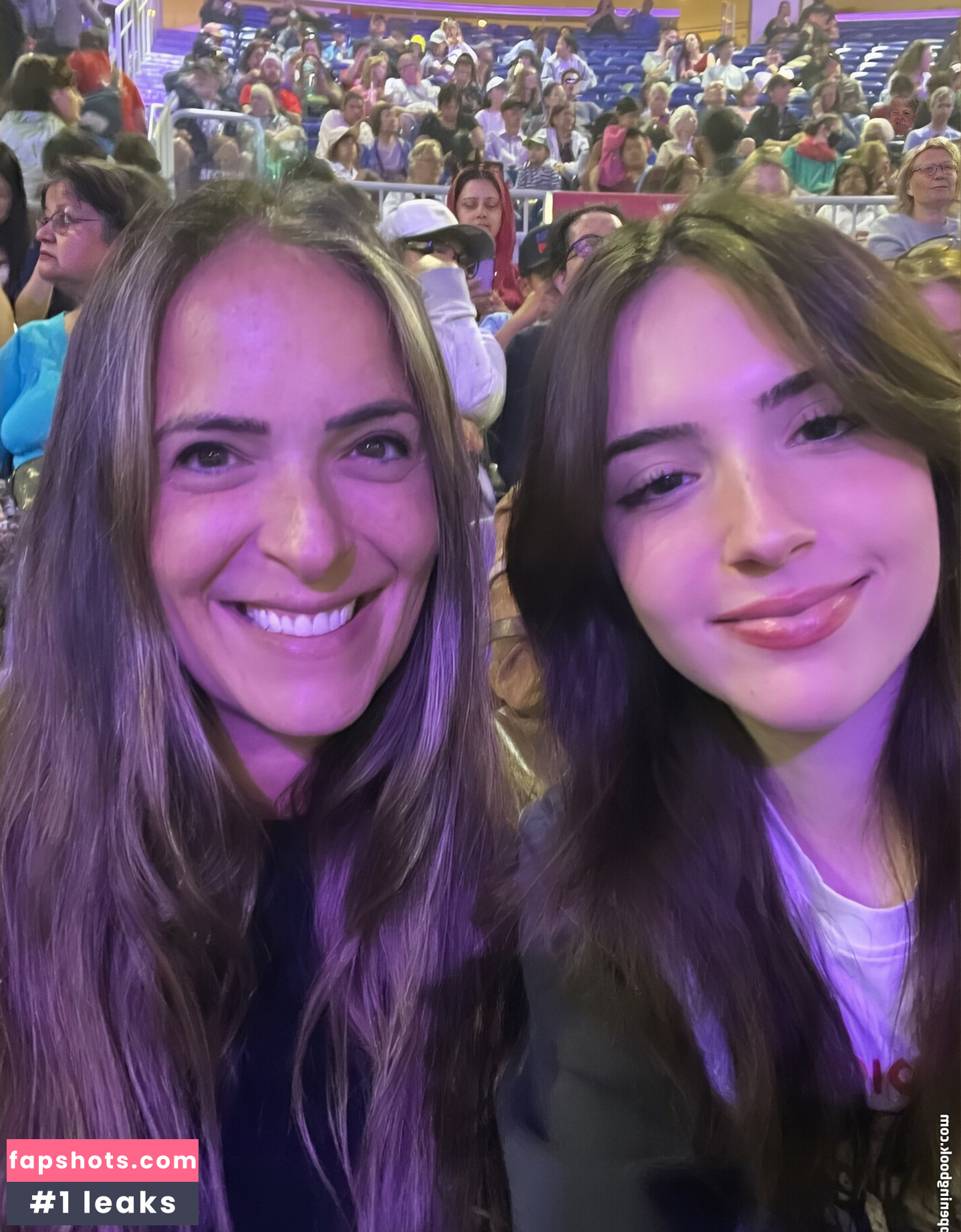 Gabriela Bee gallery photo #25