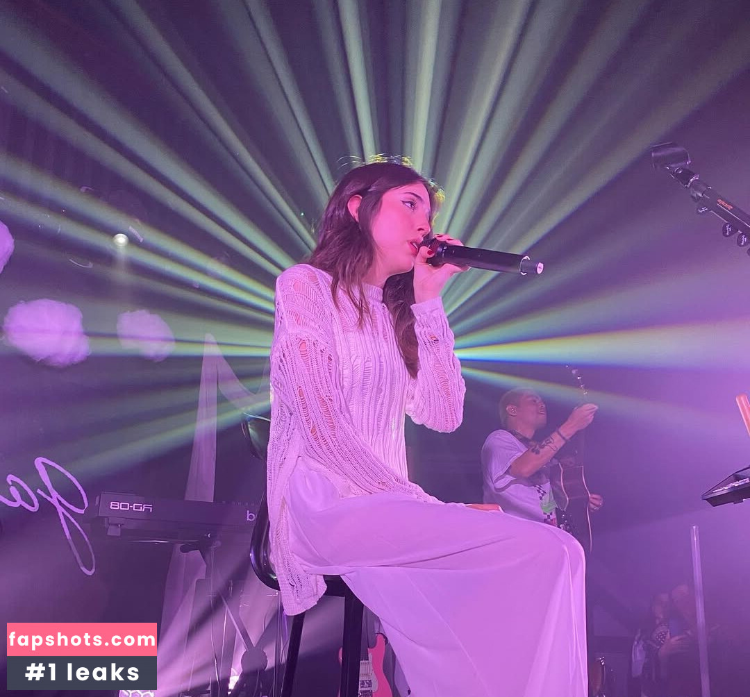 Gabriela Bee gallery photo #26