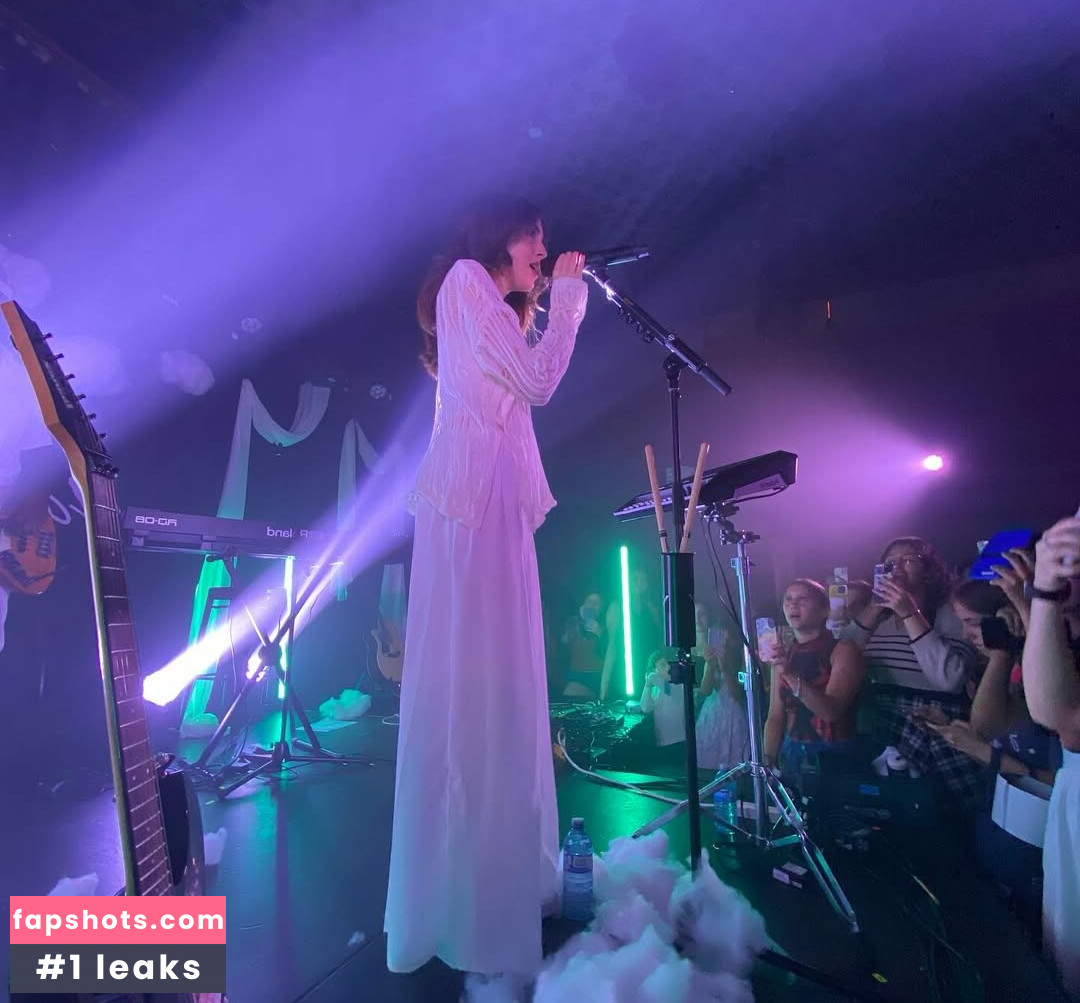 Gabriela Bee gallery photo #31