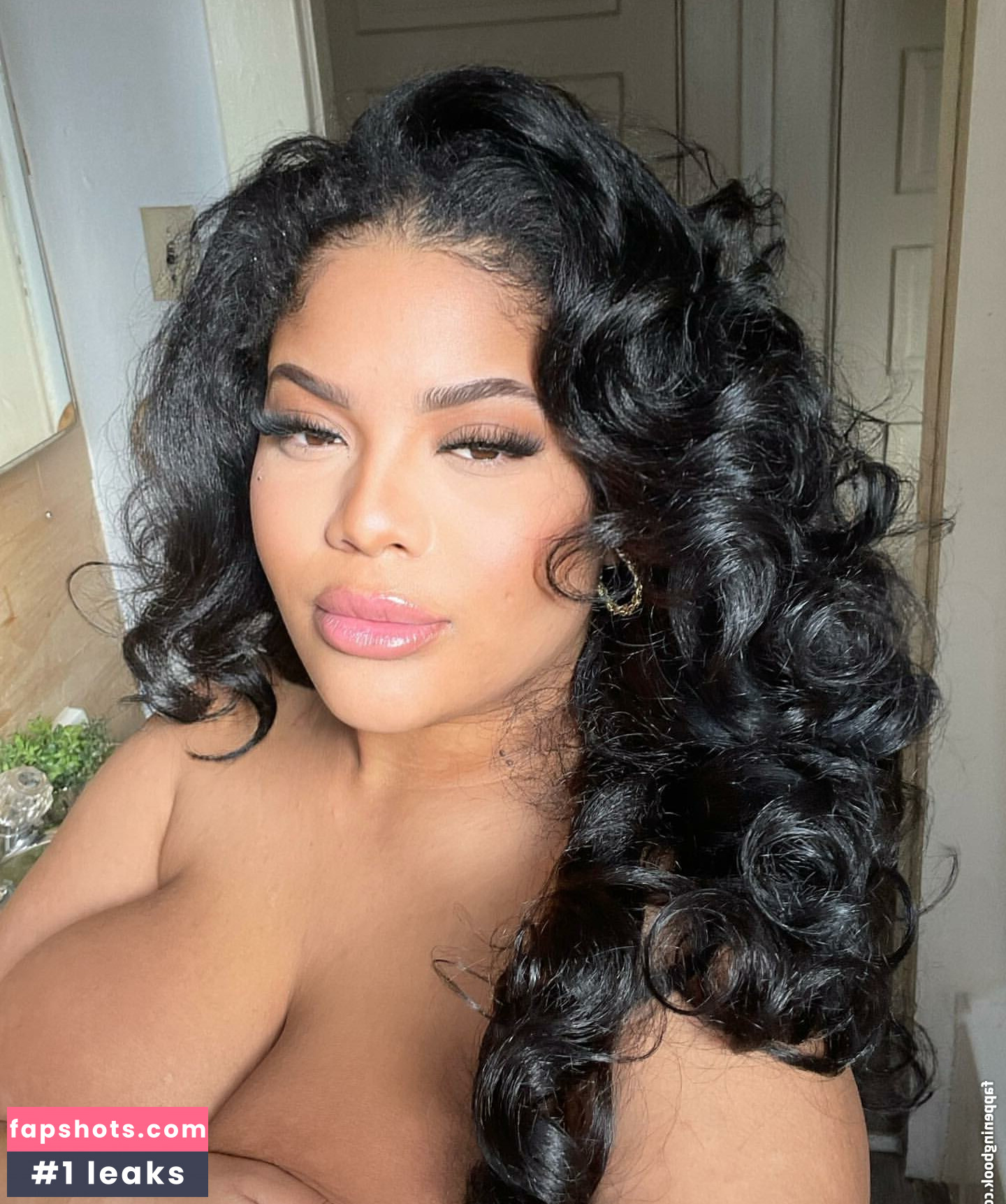 Gabrielle Logan gallery photo #3