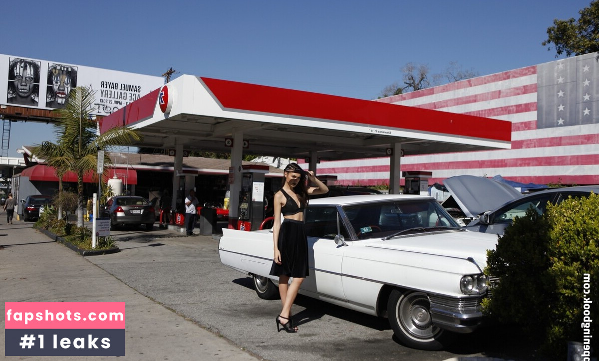 Gal Gadot gallery photo #25