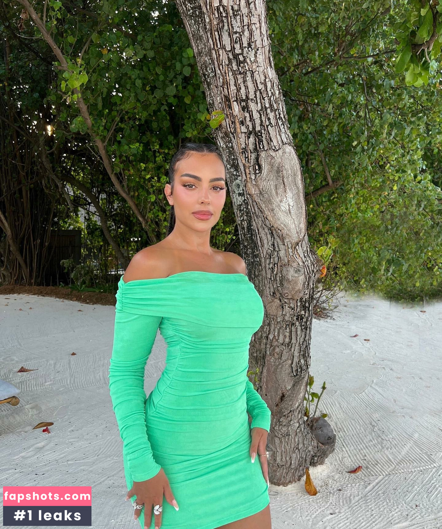 Georgina R. gallery photo #6