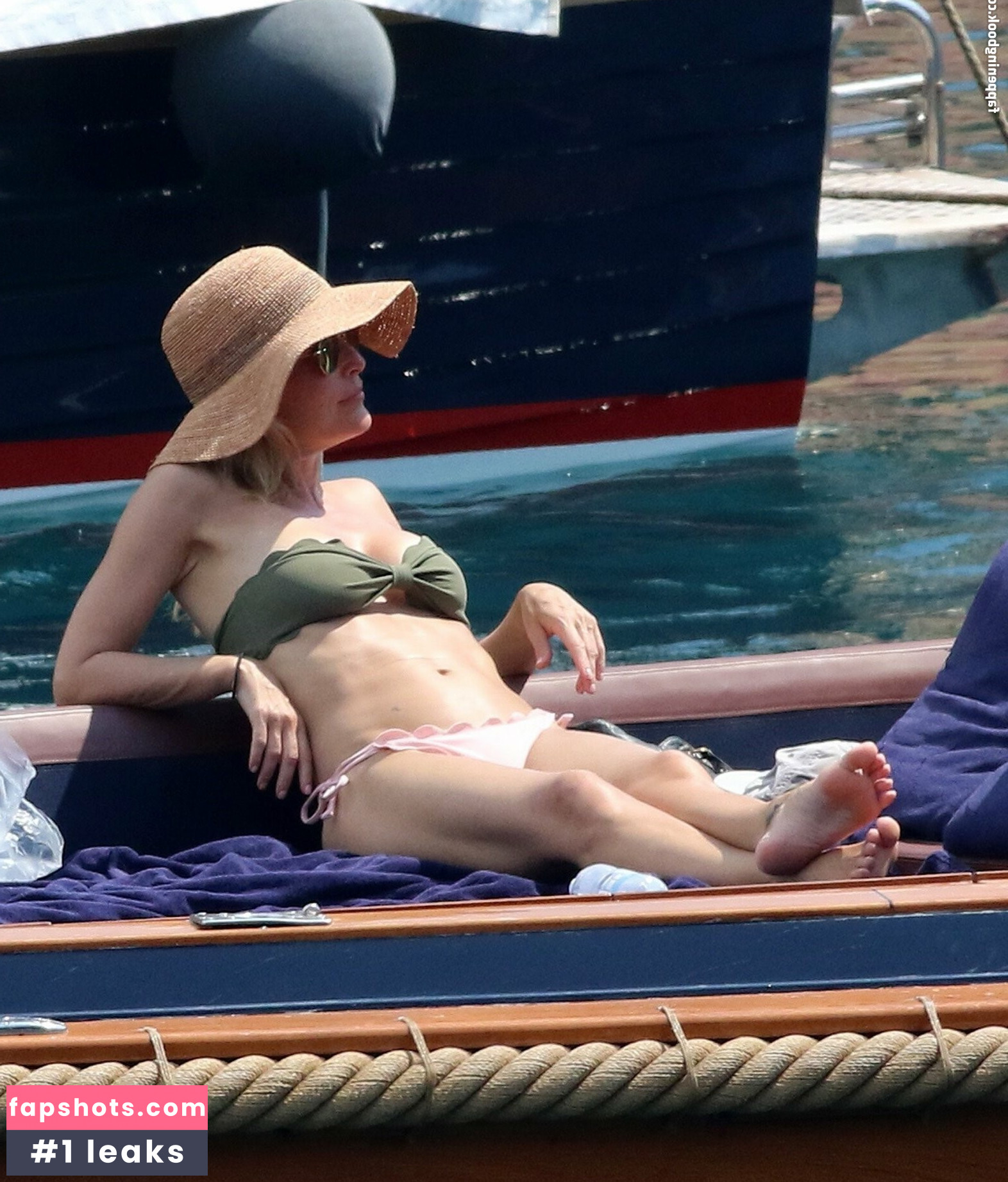 Gillian Anderson gallery photo #106