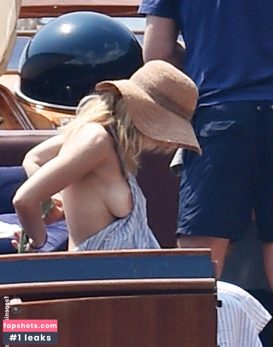 Gillian Anderson gallery photo #466