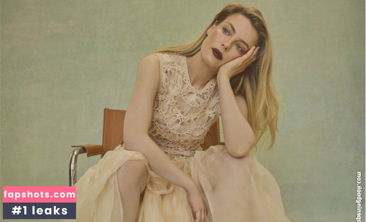 Gillian Jacobs gallery photo #4