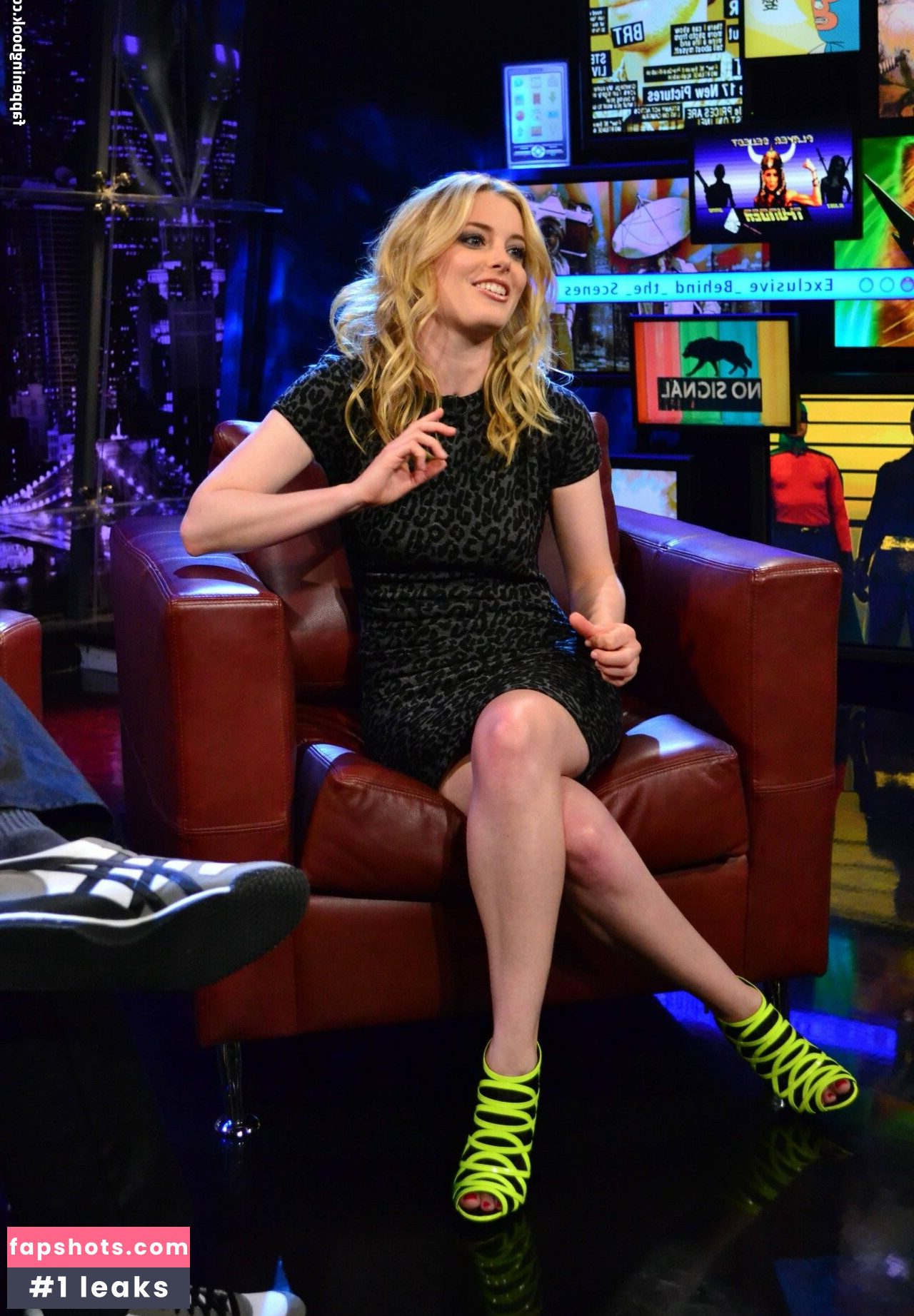 Gillian Jacobs gallery photo #31