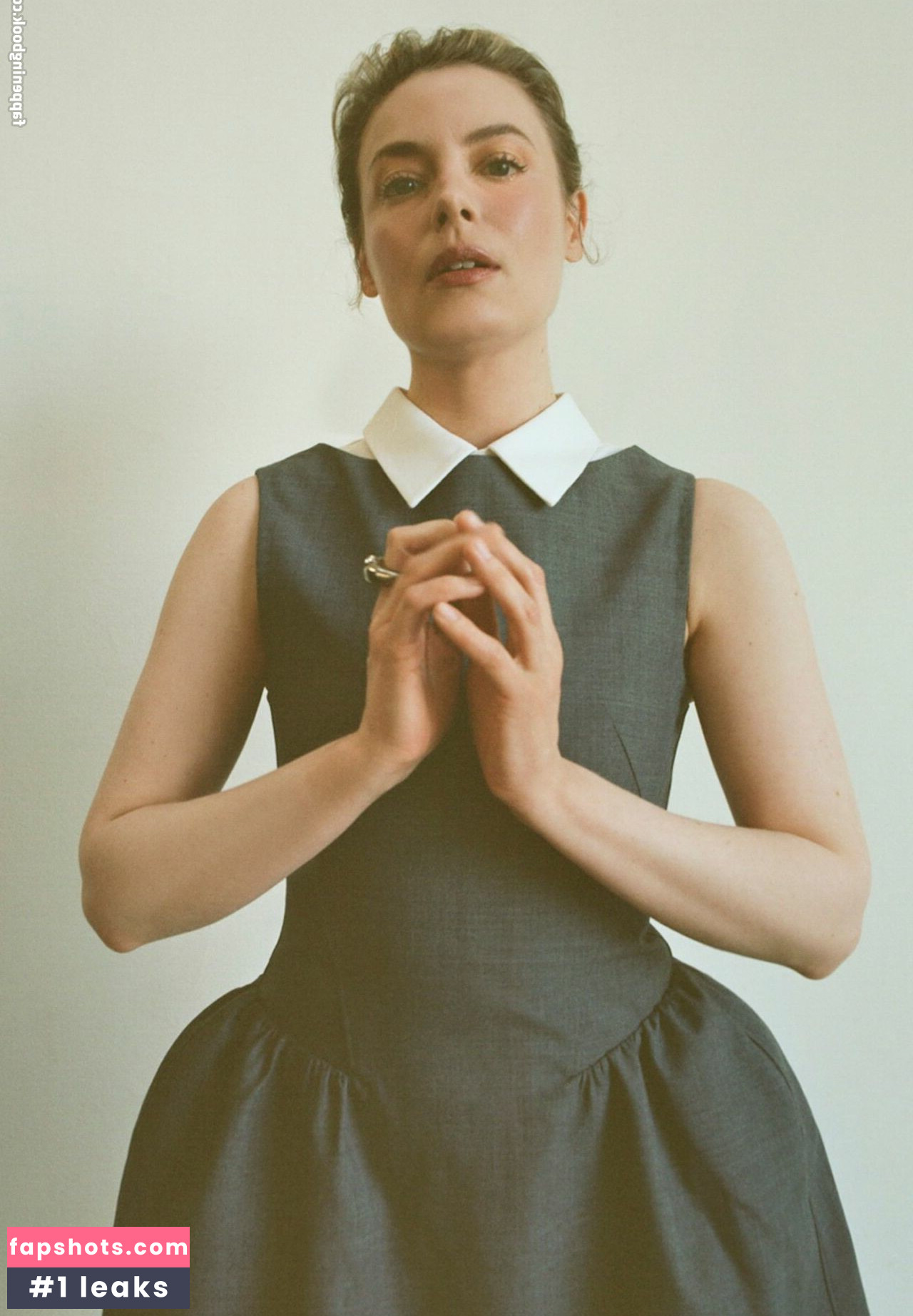 Gillian Jacobs gallery photo #6