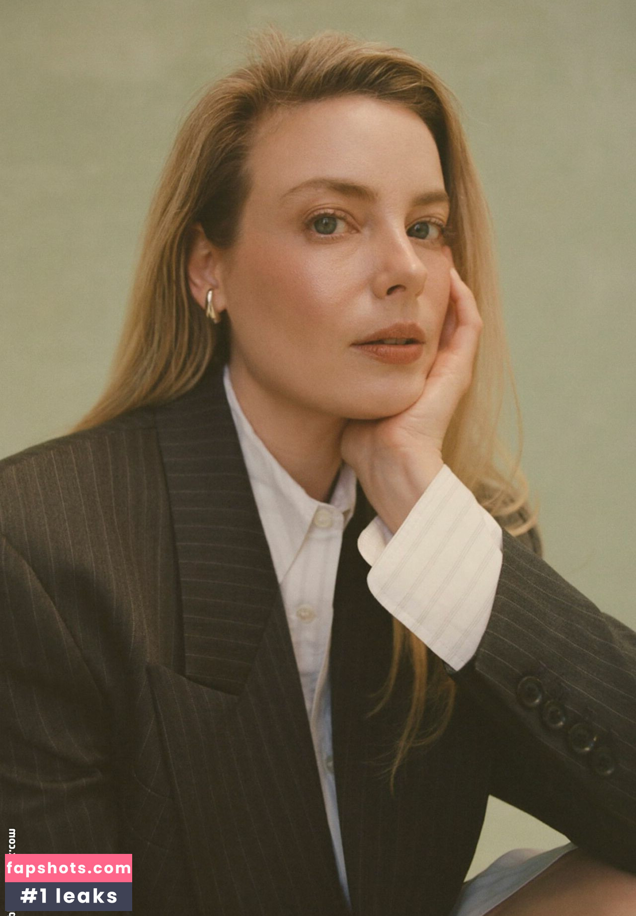 Gillian Jacobs gallery photo #8