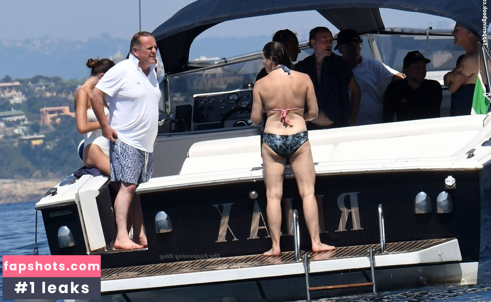 Gina Gershon gallery photo #34