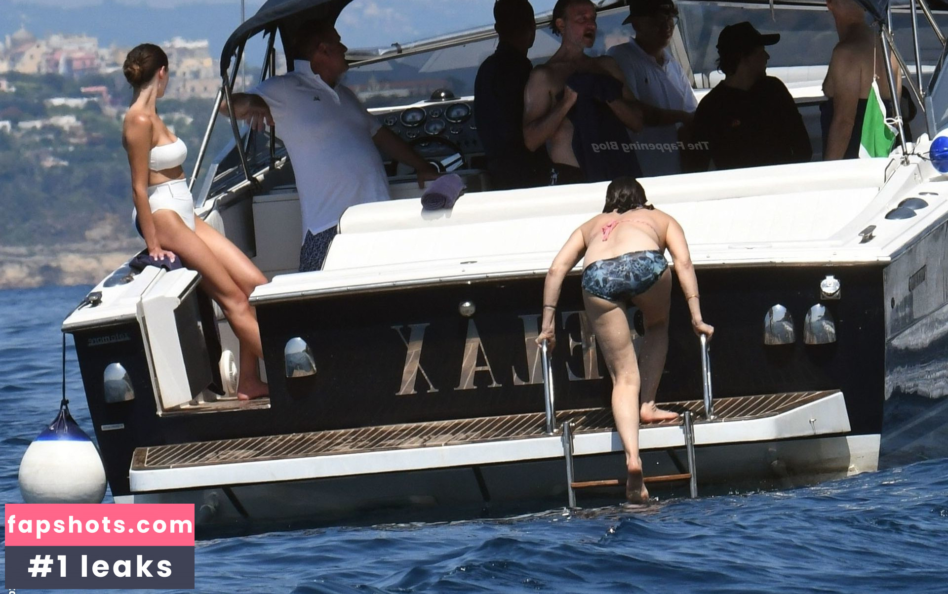 Gina Gershon gallery photo #41