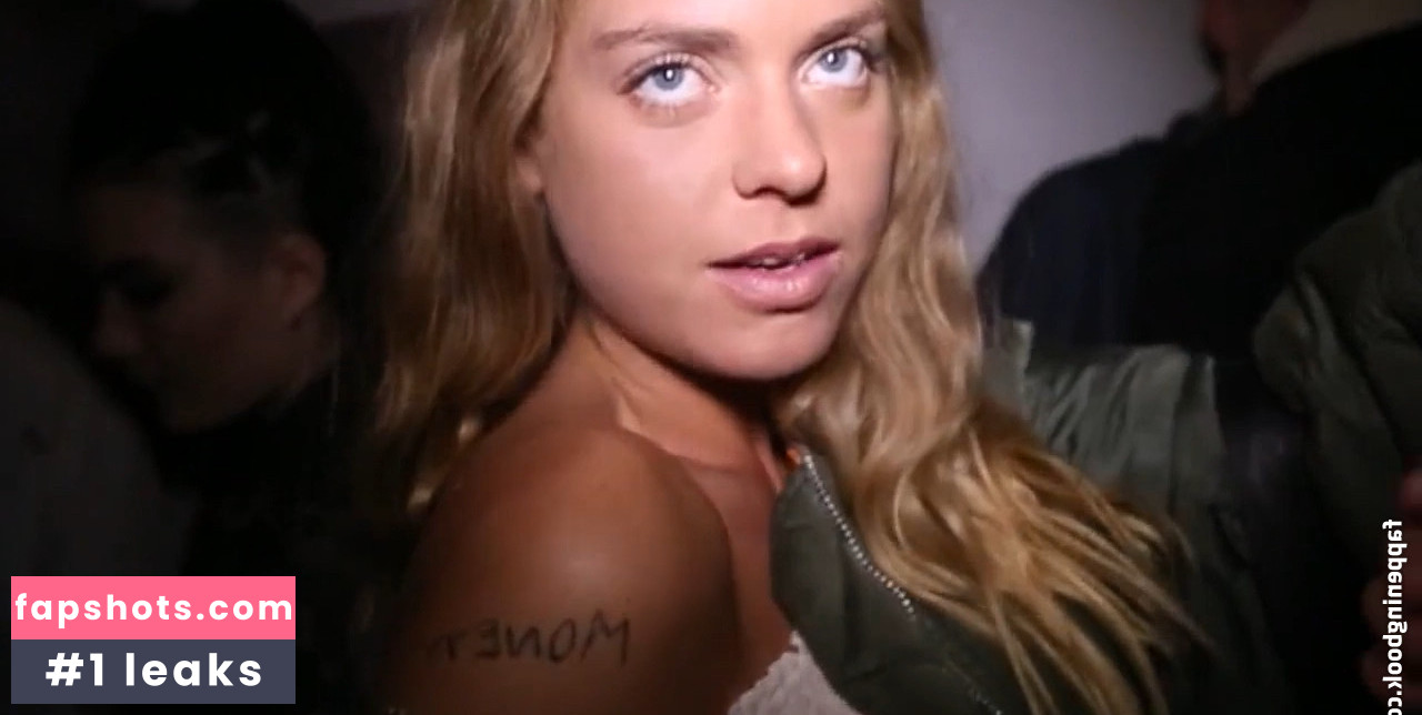 Girls Kissing gallery photo #11