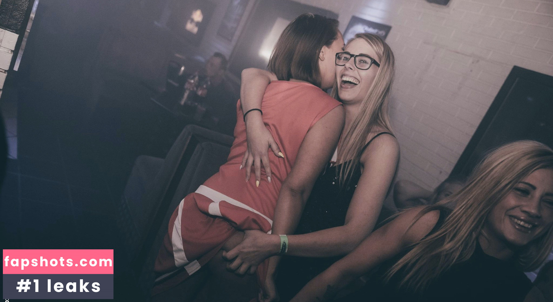 Girls Kissing gallery photo #14