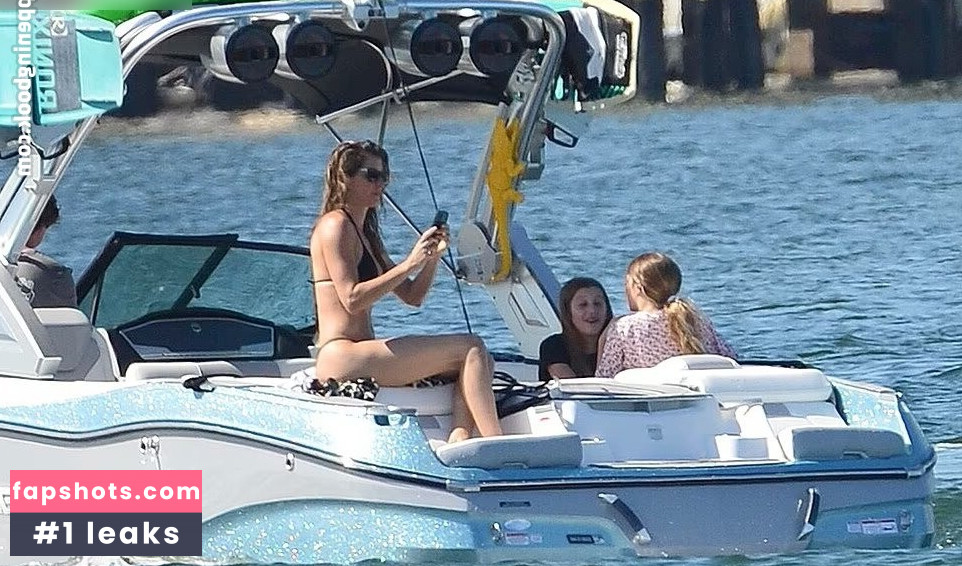 Gisele Bundchen gallery photo #129