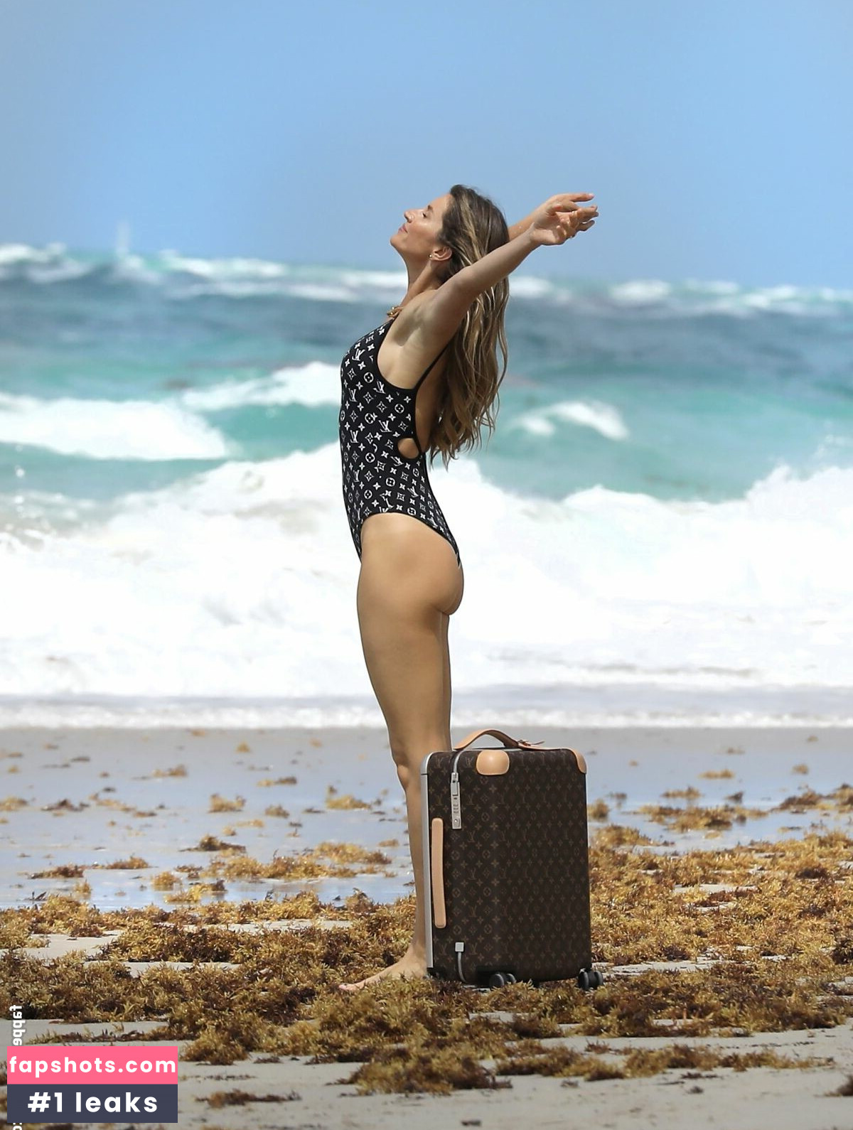 Gisele Bundchen gallery photo #189