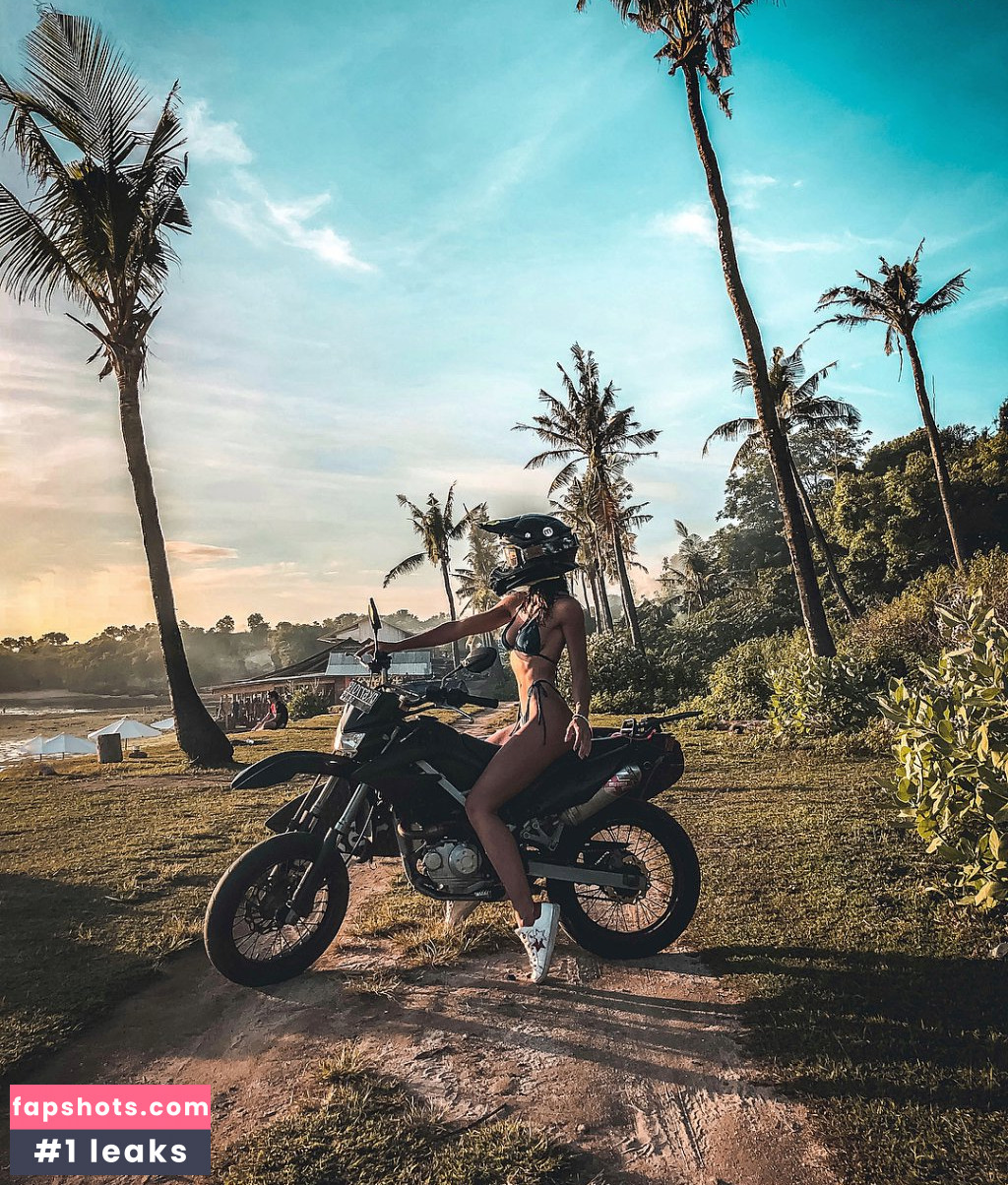 Giulia Calcaterra gallery photo #21