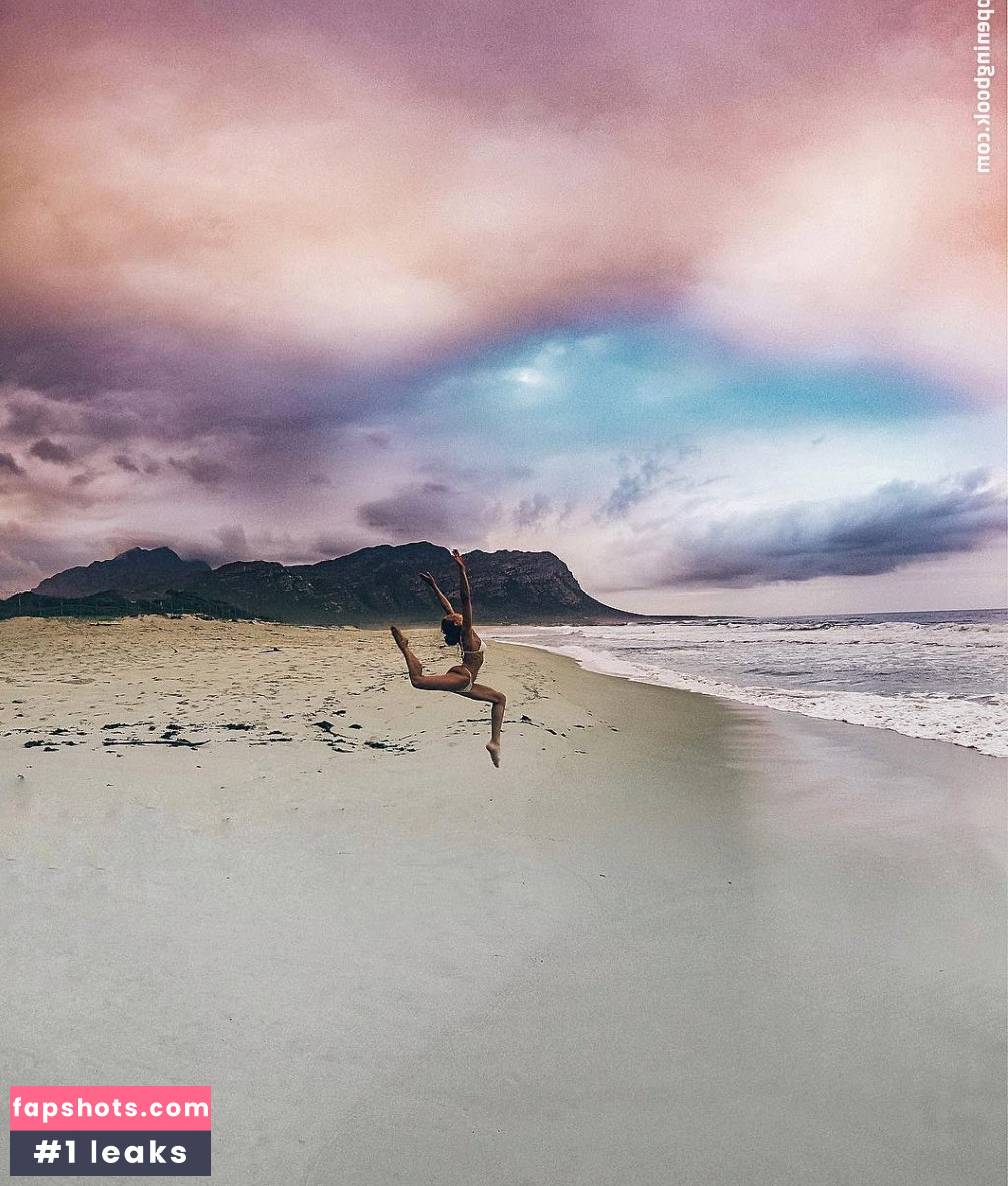 Giulia Calcaterra gallery photo #9