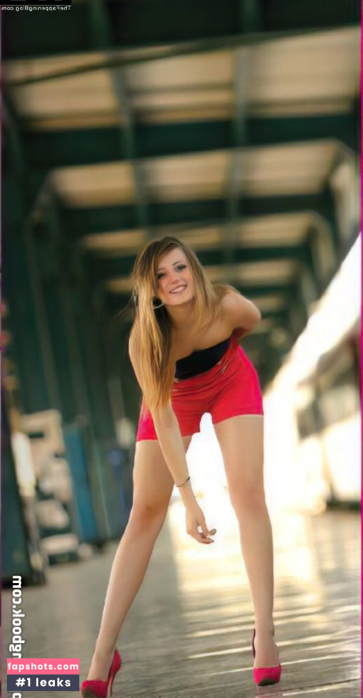 Gizem Karaca gallery photo #2