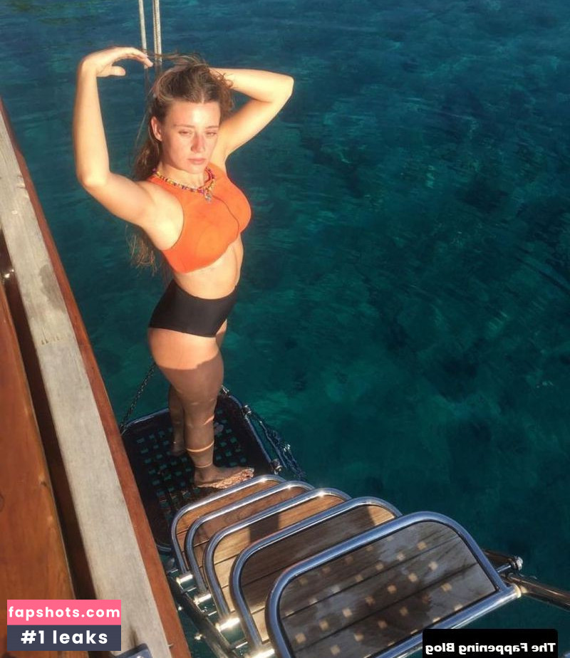 Gizem Karaca gallery photo #18