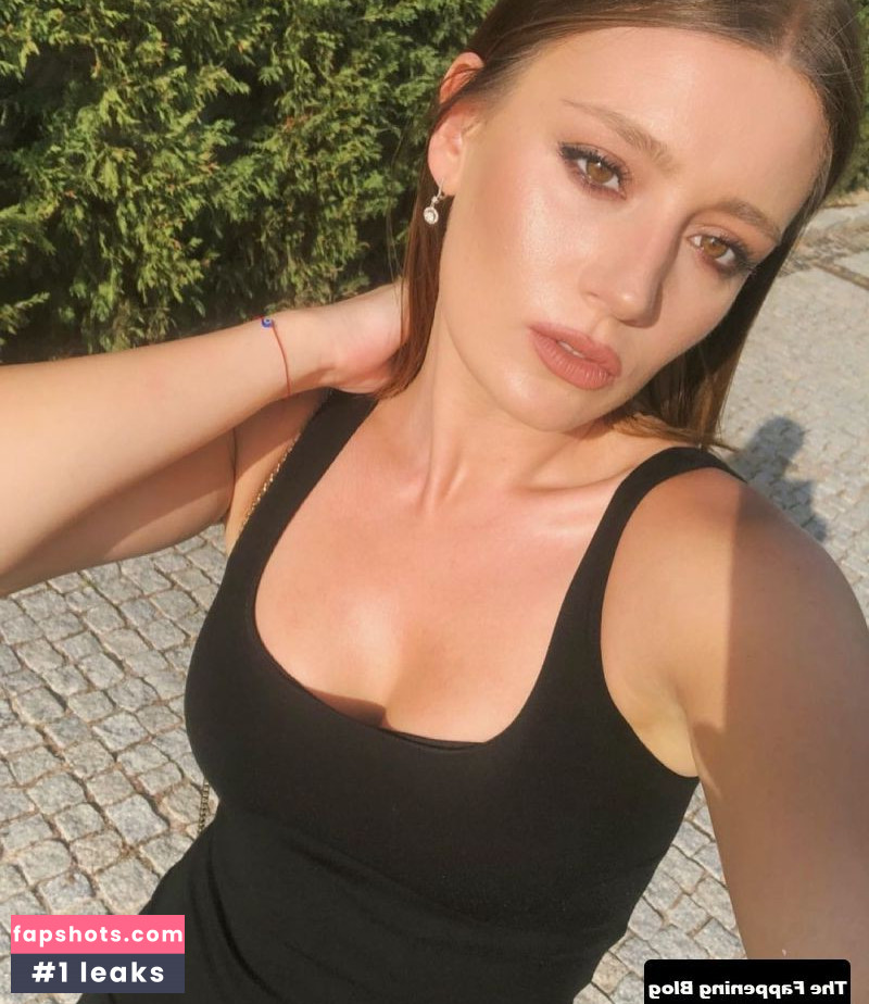 Gizem Karaca gallery photo #20