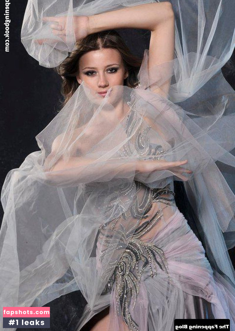 Gizem Karaca gallery photo #26