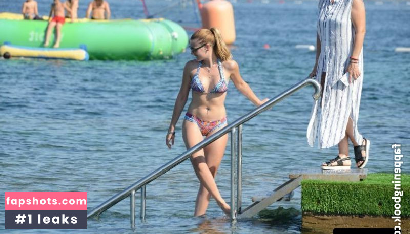 Gizem Karaca gallery photo #4