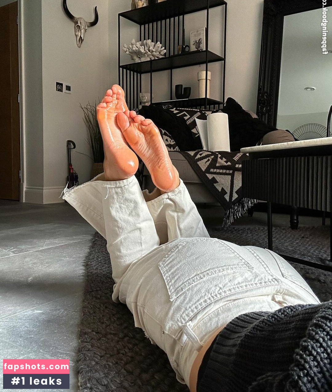 Graceful Feet nude babe gallery