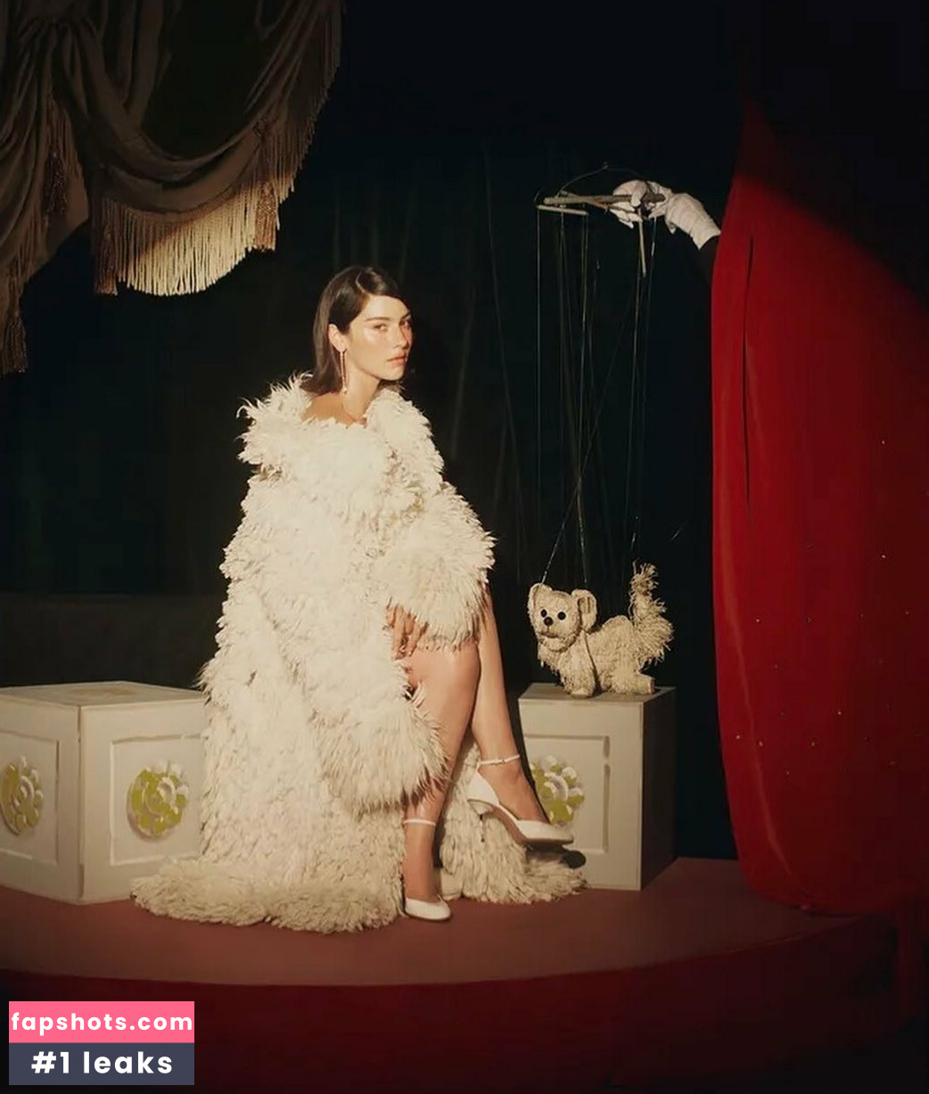 Gracie Abrams gallery photo #175