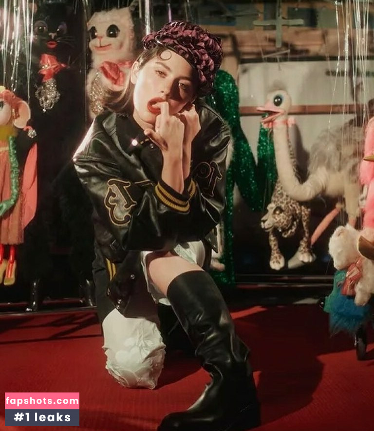 Gracie Abrams gallery photo #176