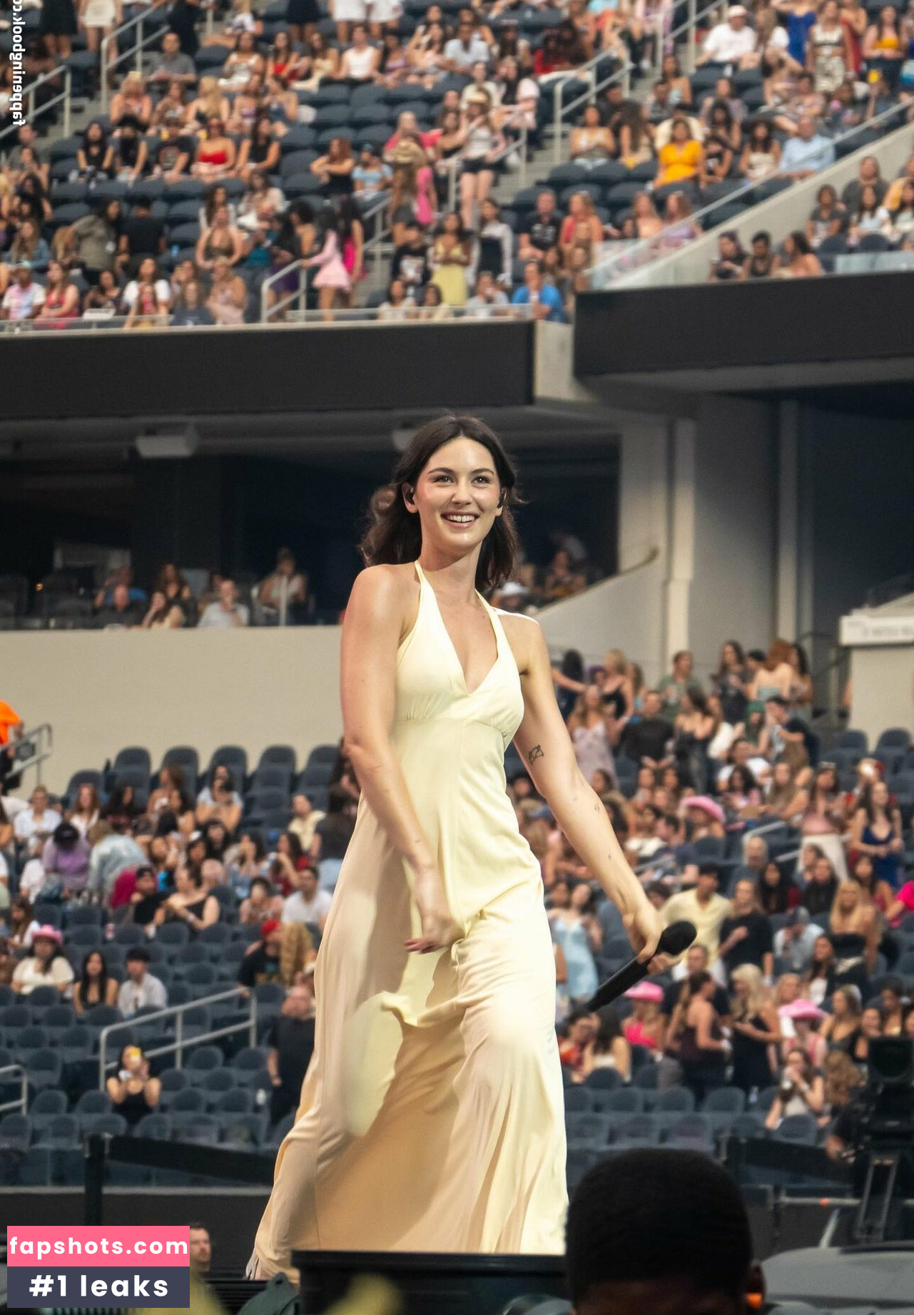 Gracie Abrams gallery photo #260