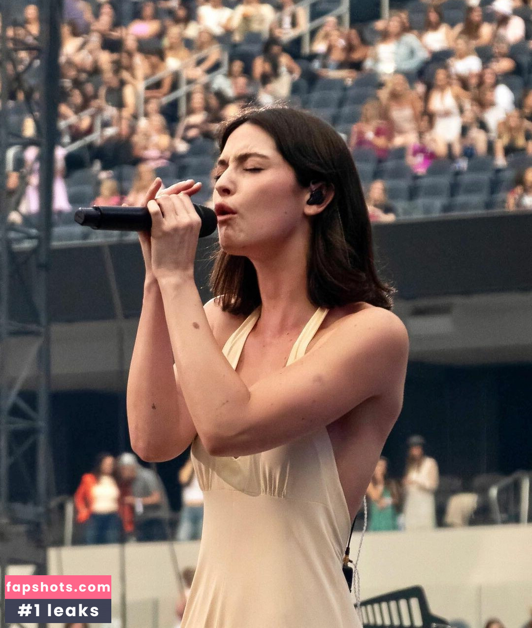 Gracie Abrams gallery photo #261