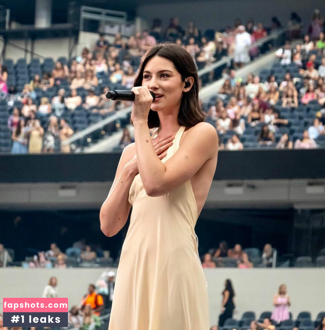 Gracie Abrams gallery photo #267