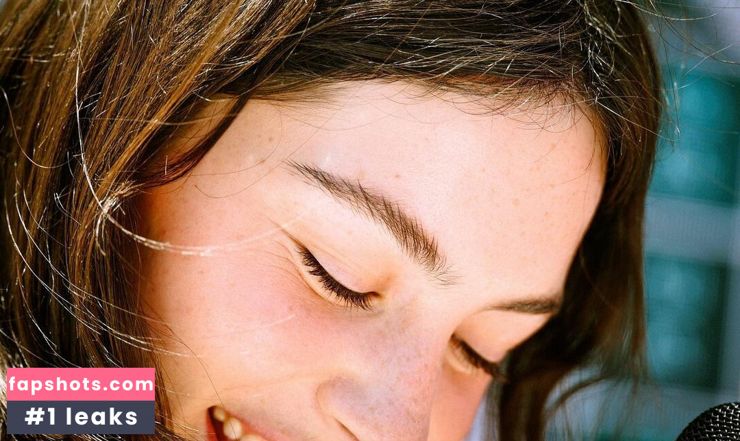 Gracie Abrams gallery photo #290