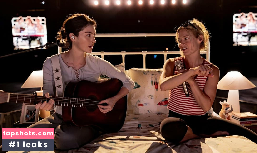 Gracie Abrams gallery photo #32