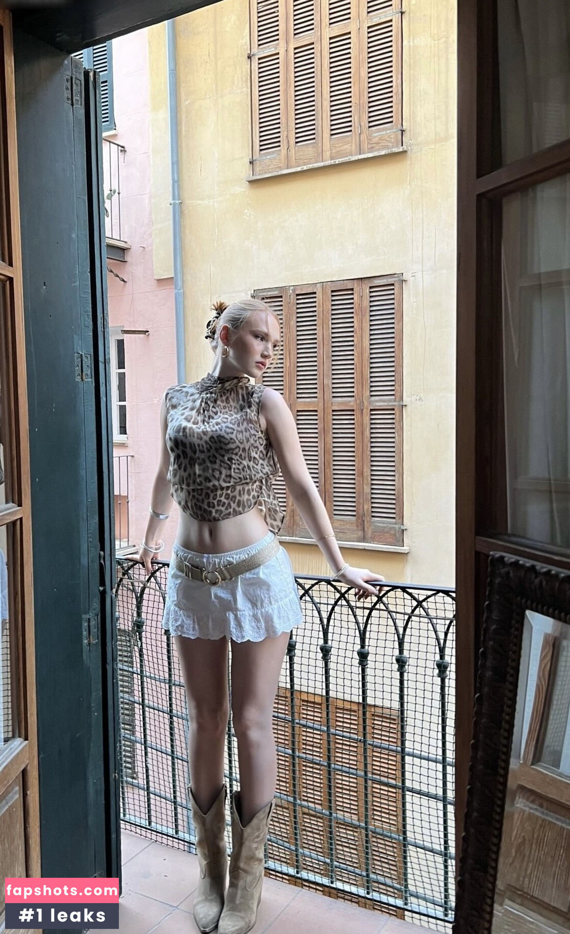 Greta Charlotte gallery photo #14