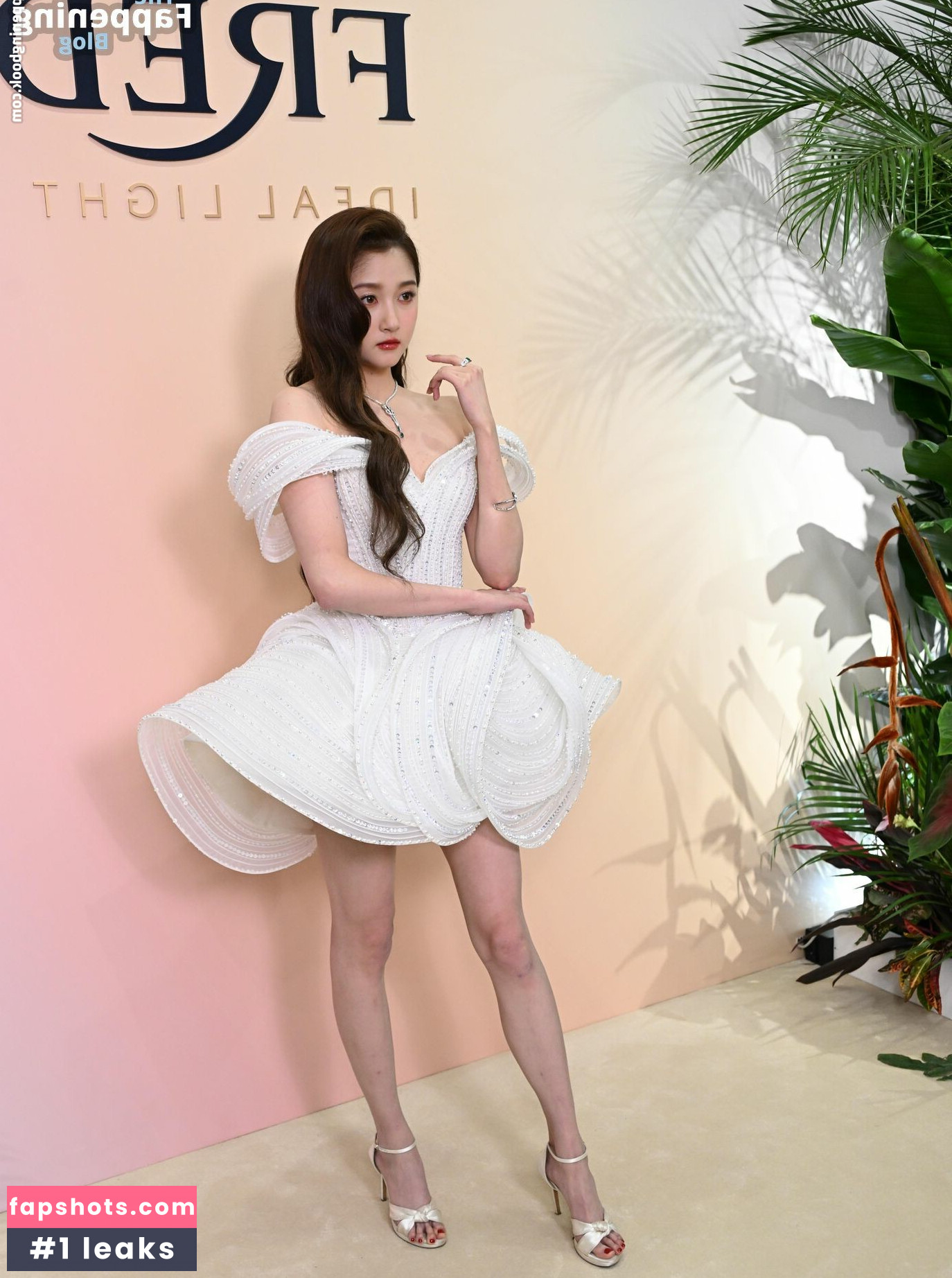 Guan Xiaotong gallery photo #2